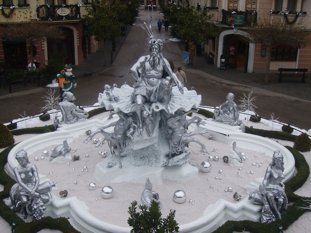 Neptunbrunnen Winter 2008.jpg
