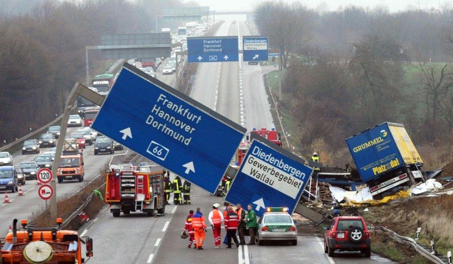unfall2.jpg.81caec42f9c17b53900094cbb7a69c6d.jpg