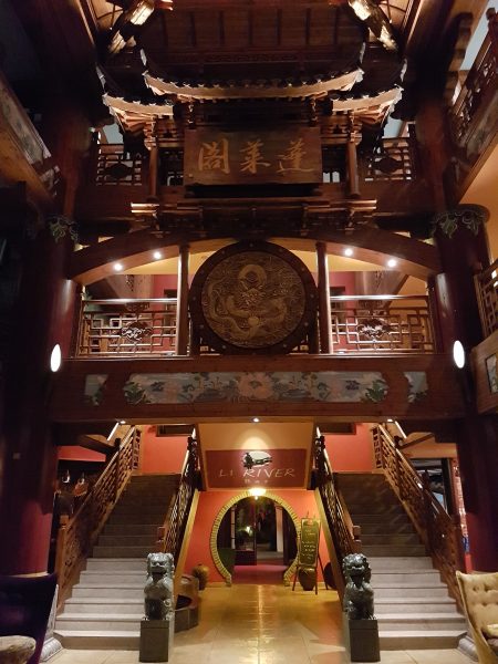 Eingangshalle - Treppen.jpg