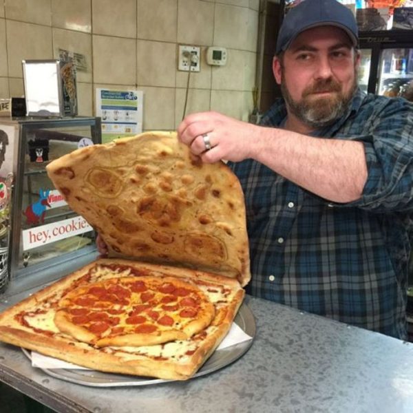 Pizza.thumb.jpg.6ffa83f02b558f29a7791a2bb5058859.jpg