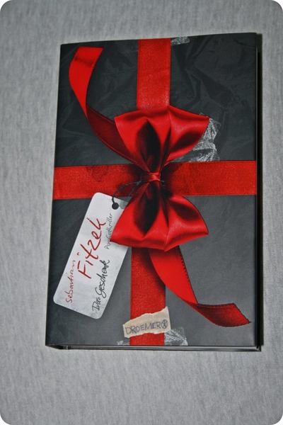 das-geschenk-700x1050.jpg